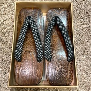 Man’s size 10. JAPANESE GETA.